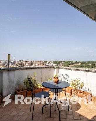 SUPERATTICO CON VISTA PANORAMICA SU VILLA PAMPHILI