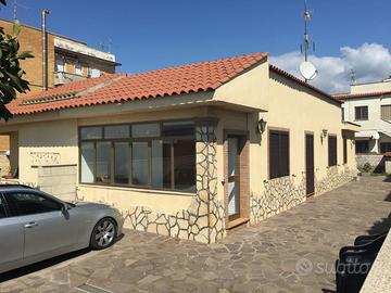 Villino fronte mare con giardino a Torvaianica