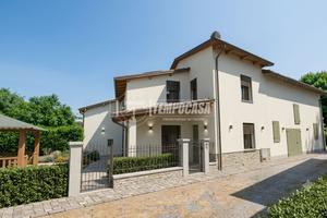 CASA INDIPENDENTE A SCHIERA CON GIARDINO PRIVATO