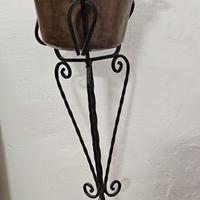 Porta fiori alto in ferro e paiolo in rame