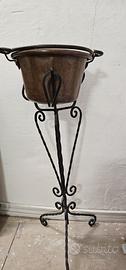 Porta fiori alto in ferro e paiolo in rame