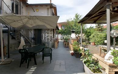 VILLA TRIFAMILIARE CON GIARDINO!!