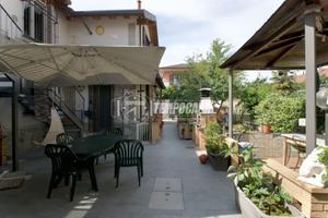 VILLA TRIFAMILIARE CON GIARDINO!!