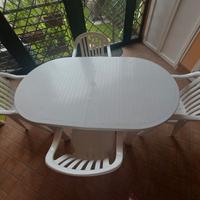 tavolo da giardino con sedie