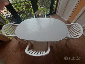 tavolo da giardino con sedie