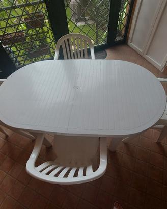 tavolo da giardino con sedie