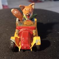 modellino corgi comics basil Brush car.