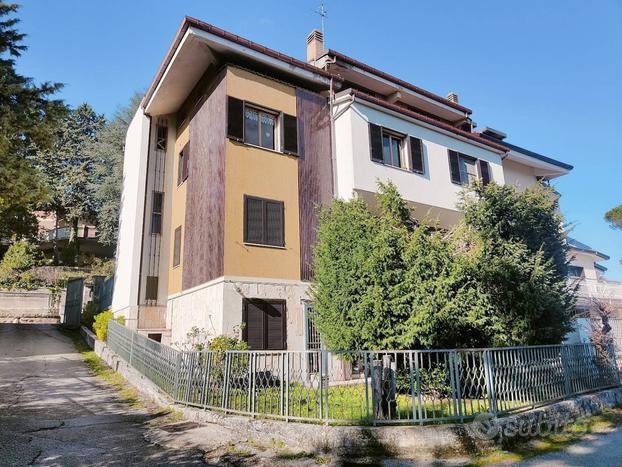 Villa bifamiliare 350 mq in via delle Frasche