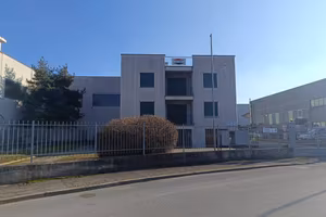 CAPANNONE CON AREA ESTERNA