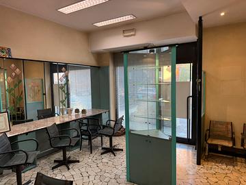 Arredamento per negozio da parrucchiera