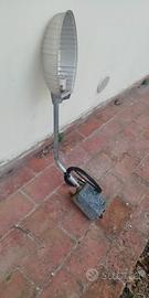 Lampione da esterno in metallo completo di braccio