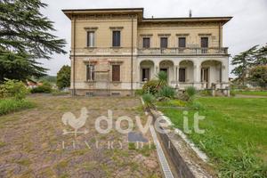 Villa di 720 m² con più di 5 locali e posto auto a