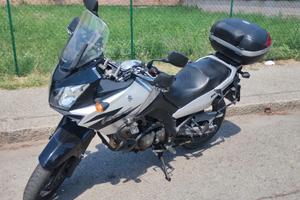 Suzuki DL 650 V-Strom con accessori