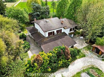 Casa indipendente di 306 m² con più di 5 locali e 