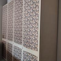 Armadio con pannelli rivestiti in tessuto