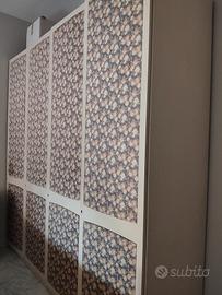 Armadio con pannelli rivestiti in tessuto