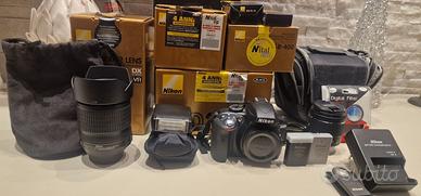 NIKON D3300 2 Obiettivi 2 Batterie Flash e Altro 
