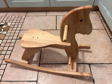Cavallo a dondolo di legno mai usato