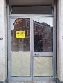 Fondo commerciale con ampio retro e bagno