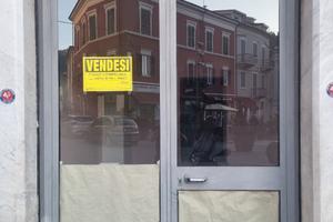 Fondo commerciale con ampio retro e bagno