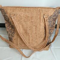 Borsa in sughero con dettagli decorati