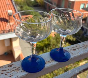 Coppia di calici in vetro con base blu
