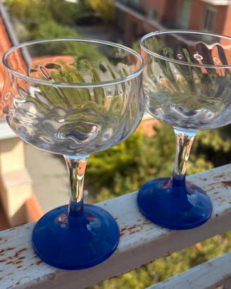 Coppia di calici in vetro con base blu
