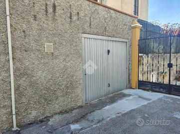 Via Calabria - Box auto dotato di serranda