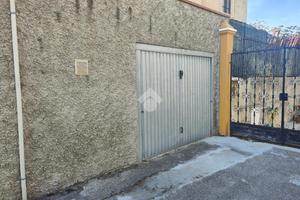 Via Calabria - Box auto dotato di serranda
