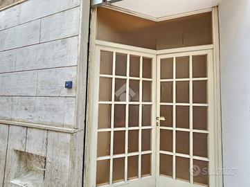NEGOZIO A TARANTO