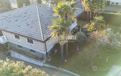 VILLA INDIPENDENTE LIBERA SU 4 LATI - AMPIO GIARDI