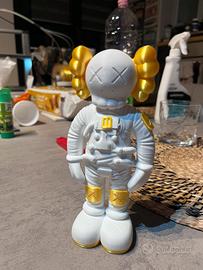 Statuetta kaws astronauta