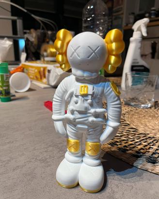 Statuetta kaws astronauta