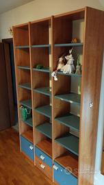 Libreria in legno a più scomparti