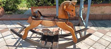 cavalluccio a dondolo 