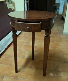 Elegante tavolino in legno  di forma rotonda