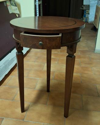 Elegante tavolino in legno  di forma rotonda