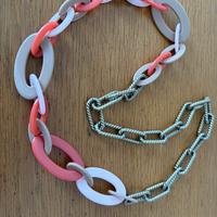 Collana catena brunita e anelli colorati in resina