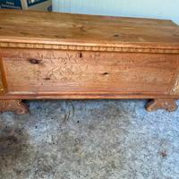 Cassapanca in legno intagliata a mano