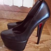 Décolleté in pelle nero