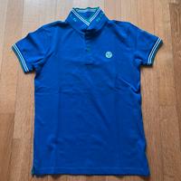 polo a maniche corte azzurra, verde e bianca