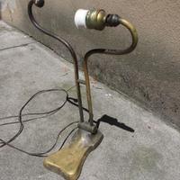 Lampada vintage antica in ottone