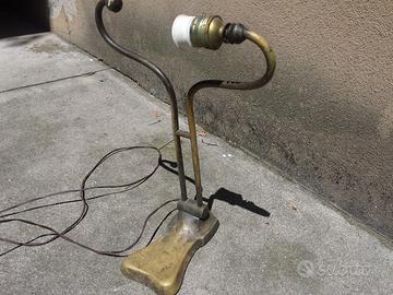 Lampada vintage antica in ottone