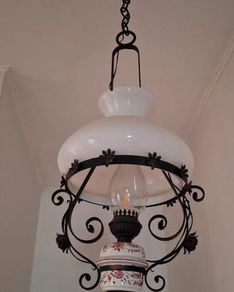 lampadario in ferro battutto e porcellana