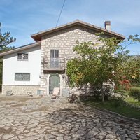 Villa composta da un corpo in pietra