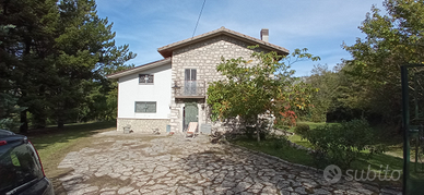 Villa composta da un corpo in pietra