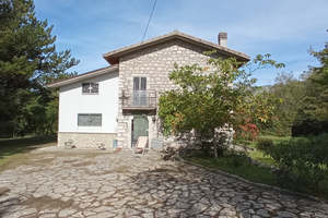 Villa composta da un corpo in pietra