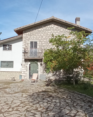 Villa composta da un corpo in pietra