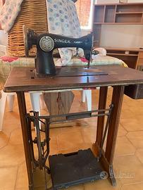 Macchina da cucire Singer con mobiletto in legno