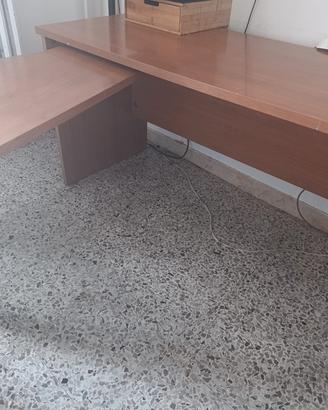 scrivania in puro legno